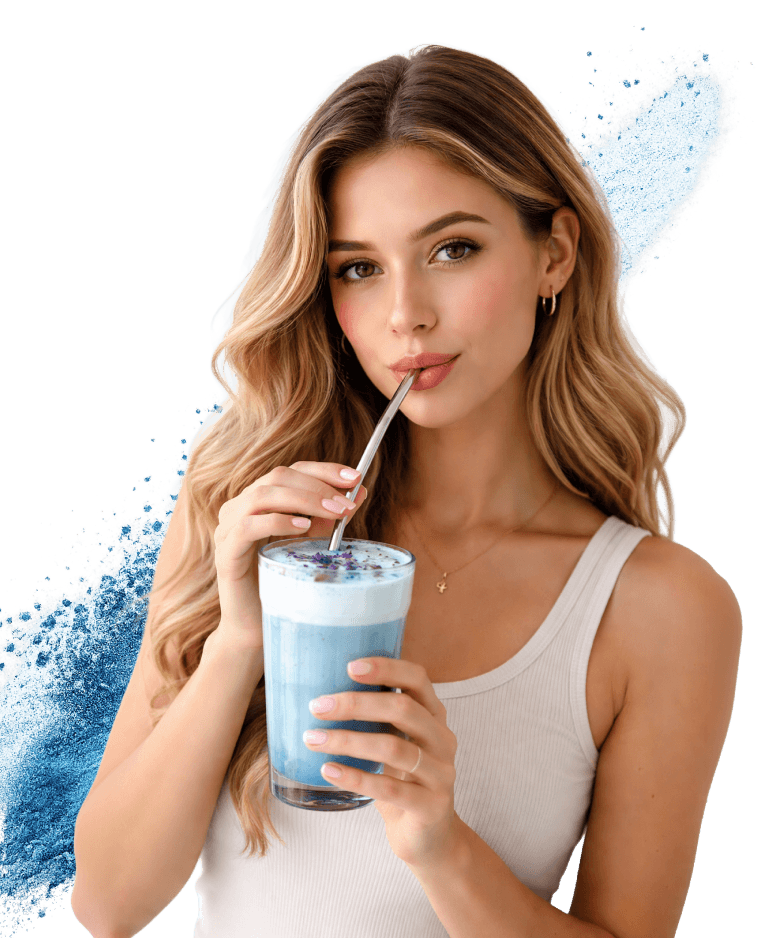 Usmívající se žena ochutnává Blue Matcha od Biolab
