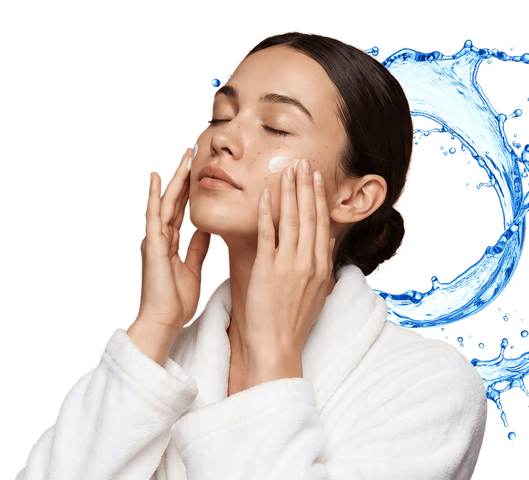 žena nanášející krém Collagen Renew Face Cream